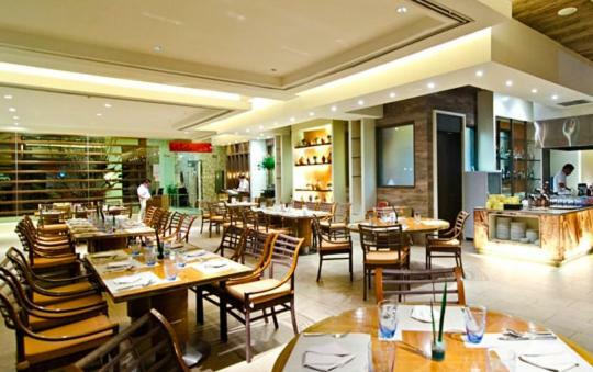 Pico De Loro Resort Condotel Насугбу Екстериор снимка